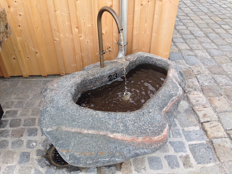 Naturstein Findling aus Diabas mit Wasserhahn
