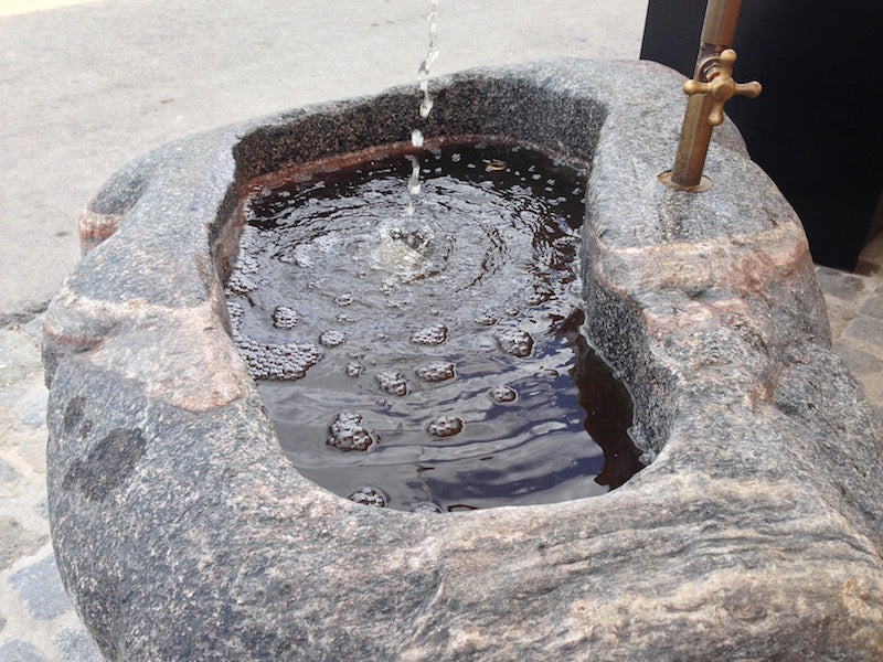 Naturstein Findling aus Diabas Wasserbecken