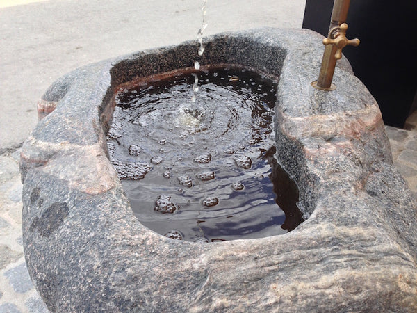 Naturstein Findling aus Diabas Wasserbecken