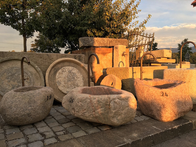 Findlingsbrunnen in rosa mit schwarzen Schlieren