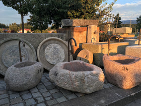 Findlingsbrunnen in rosa mit schwarzen Schlieren Bohrung Wasserauslauf