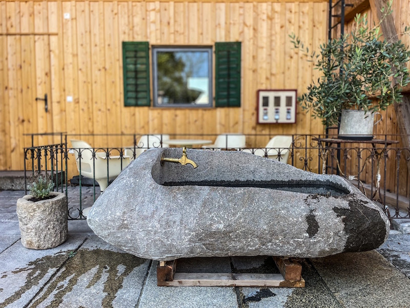 Naturstein Findling mit Messingeinlauf