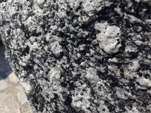 Findlingsbrunnen Oberfläche Natur grau