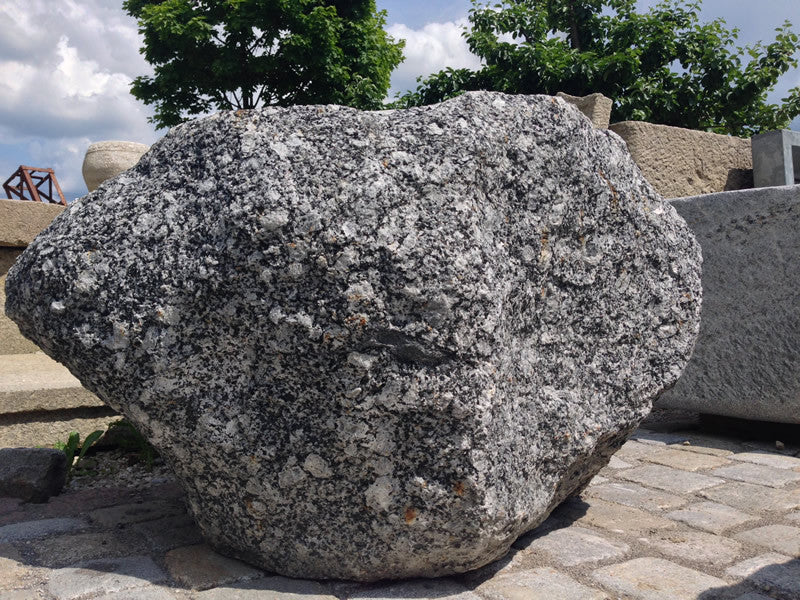 Findlingsbrunnen mit weißen Quarzeinschlüssen
