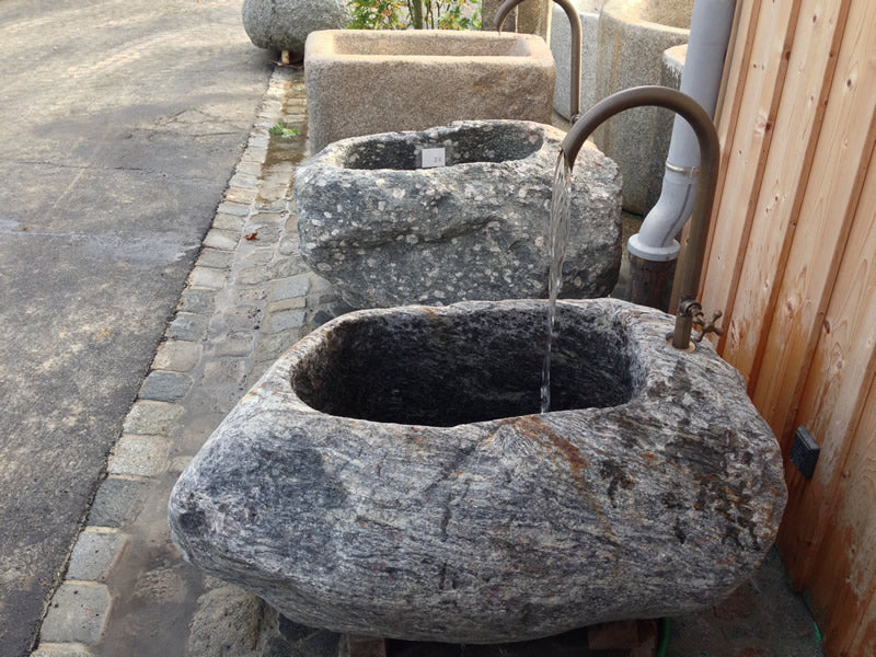 Findlingbrunnen mit violetten Einschlüssen