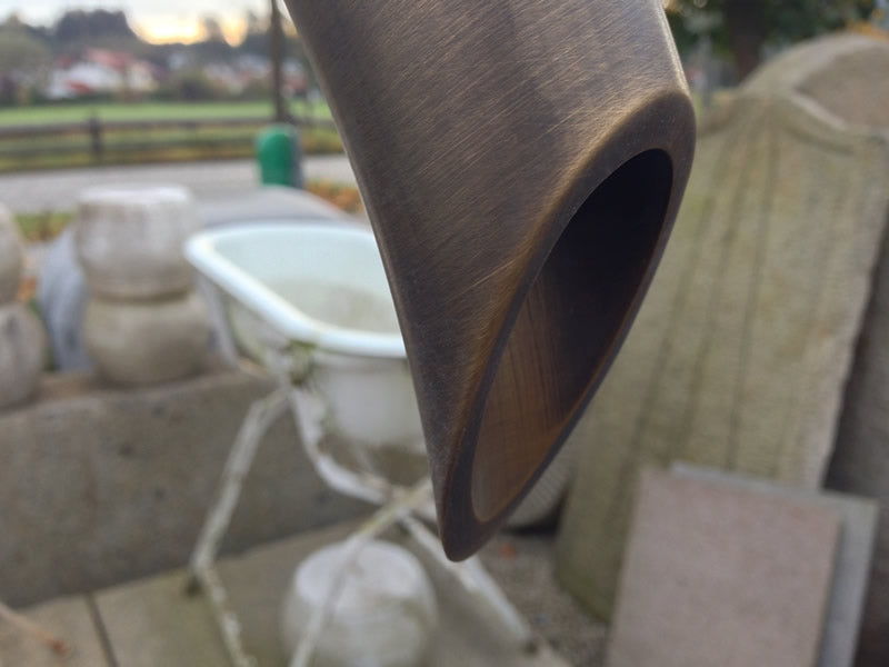 Findlingsbrunnen mit großen Quarzeinschlüssen