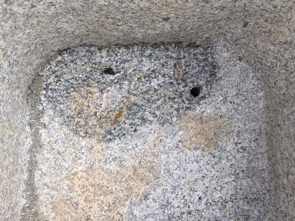 Granitbrunnen quadratisch Rost Optik Bohrung