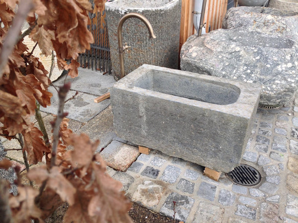 Steinbrunnen mit Wassereinlauf Seitenansicht