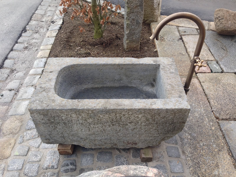 Steinbrunnen mit Wassereinlauf Draufsicht