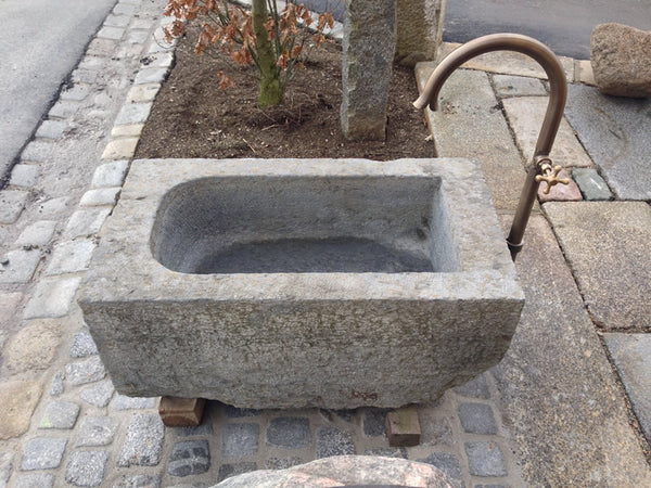 Steinbrunnen mit Wassereinlauf Draufsicht