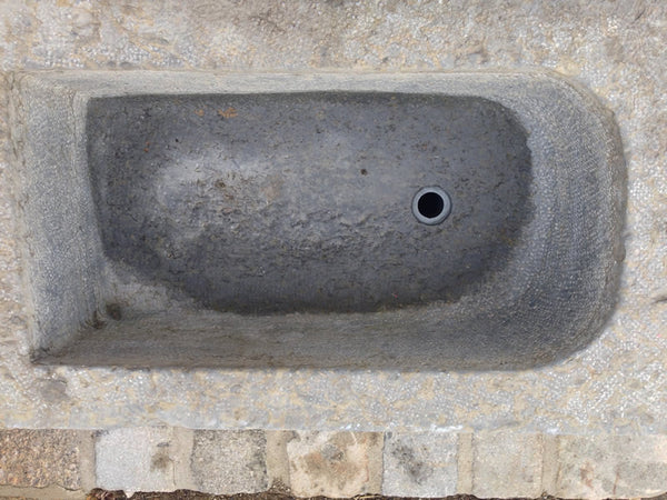 Steinbrunnen mit Wassereinlauf Brunnenbecken