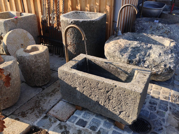 Steinbrunnen mit Wassereinlauf