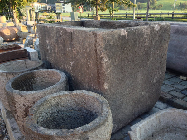 Alter Natursteinbrunnen Seitenansicht