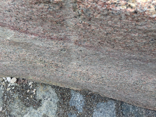 Steinbrunnen Oberfläche geflammt