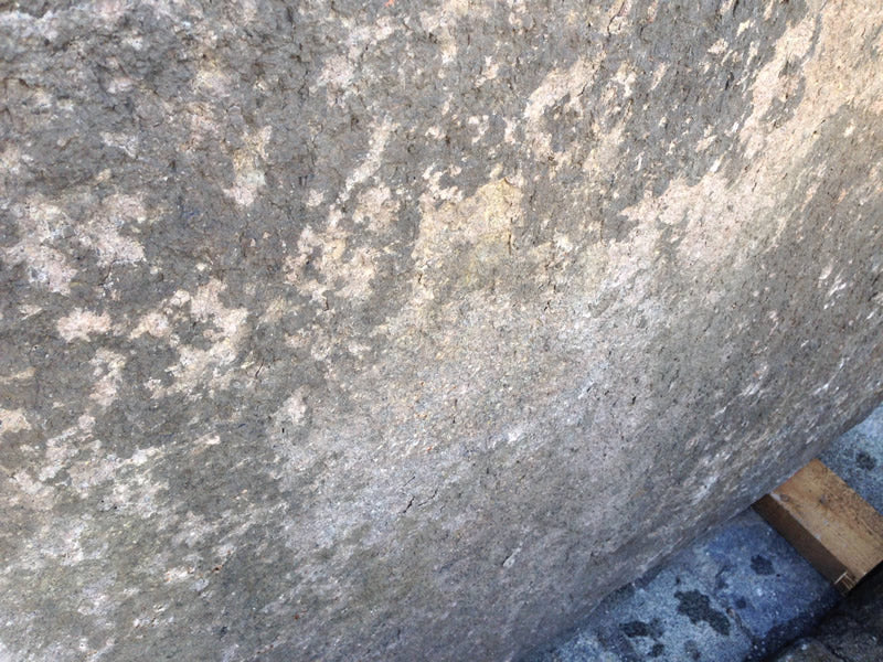 Alter Natursteinbrunnen groß