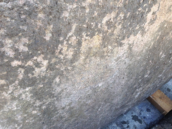 Alter Natursteinbrunnen groß