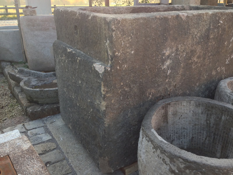 Alter Natursteinbrunnen Außenansicht