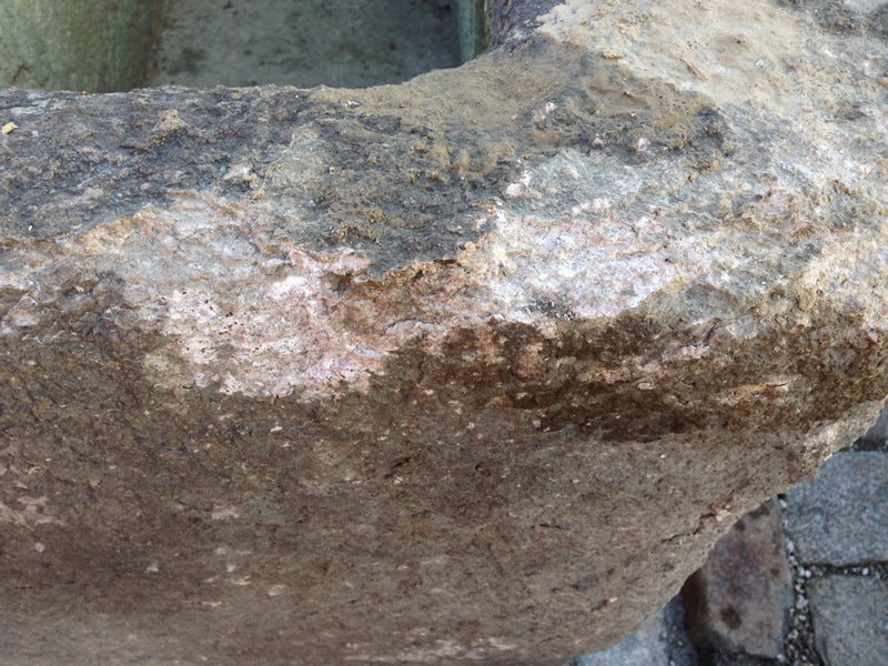 Alter Natursteinbrunnen Oberfläche