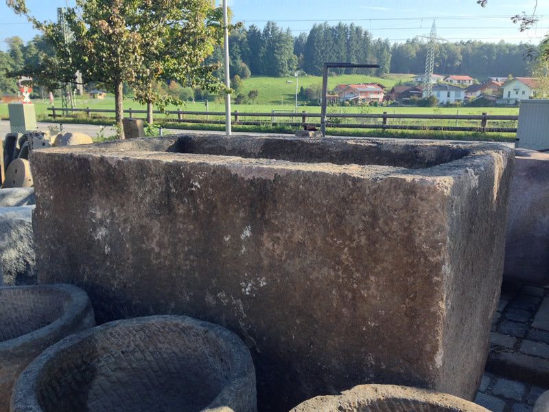 Alter Natursteinbrunnen