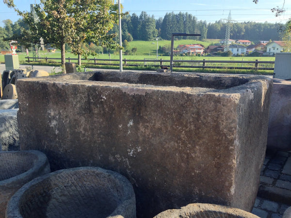 Alter Natursteinbrunnen