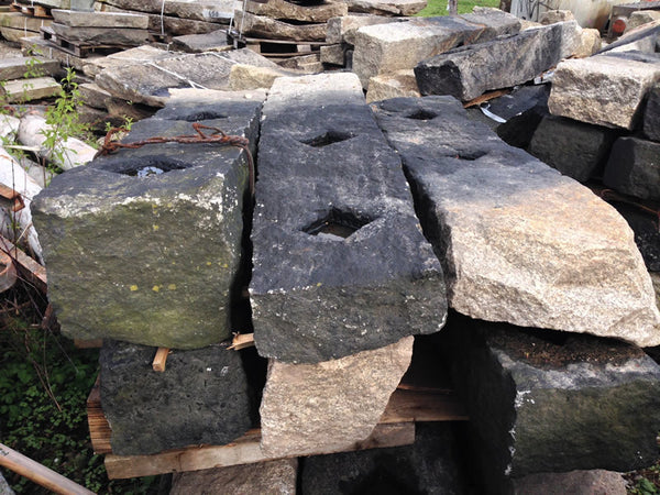 schöne alte Steinpfosten für den garten